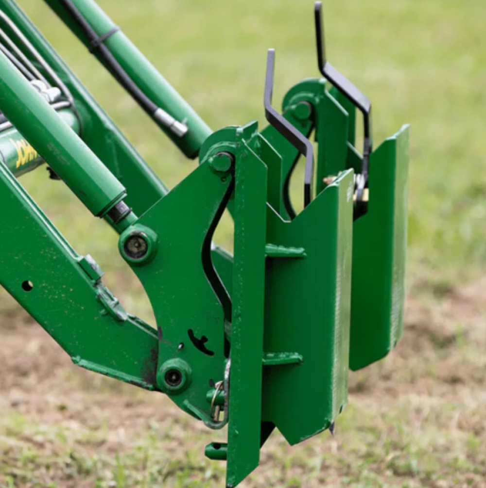 (TS0383) Adapter Plate - John Deere Tractor to Skid Steer